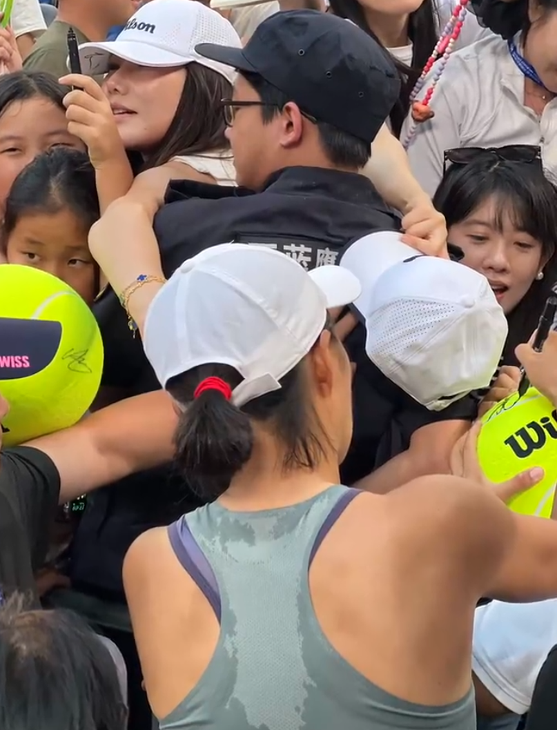 着帅姐签名, 一位是亚历 着帅姐签名, 一位是亚历