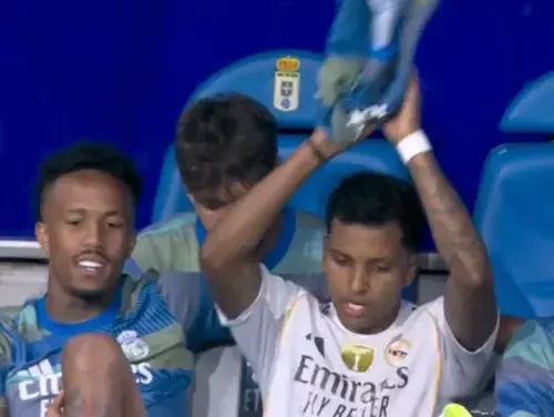 一边怒甩毛, 罗德里戈全